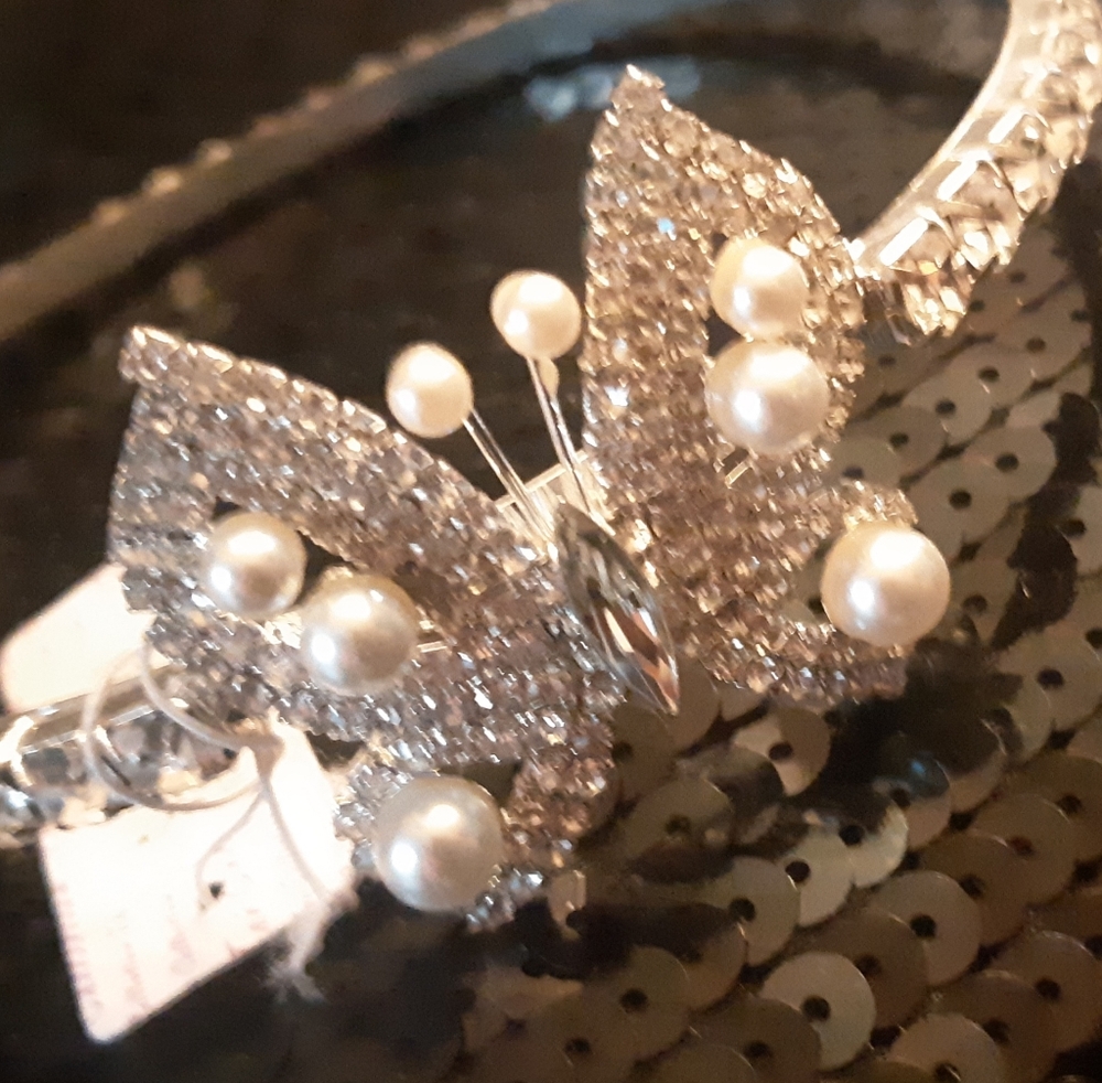 New Elegant Silver Rhinestone/Pearl Butterfly Bridal Headband.🦋
